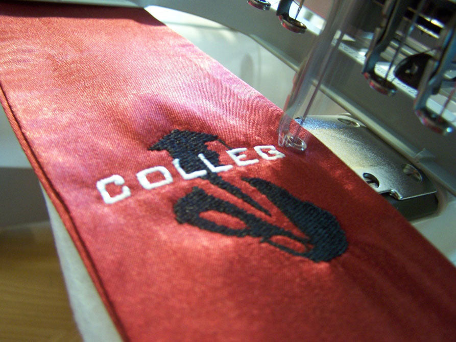 Stickerei LOGO Auf Sch�rpe - Hauptansicht | COLLEGE FASHION